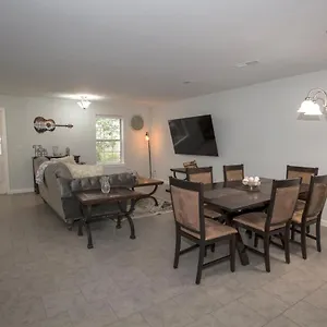 Apartment Elegant 3 Bedroom Apt With Free Parking And Balcony, Nashville